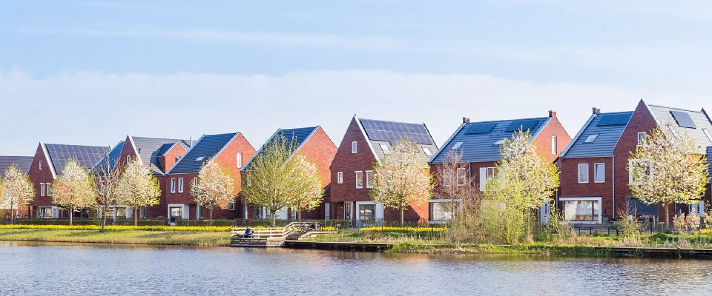 Grote krapte en forse prijsstijgingen op koopwoningmarkt houden aan