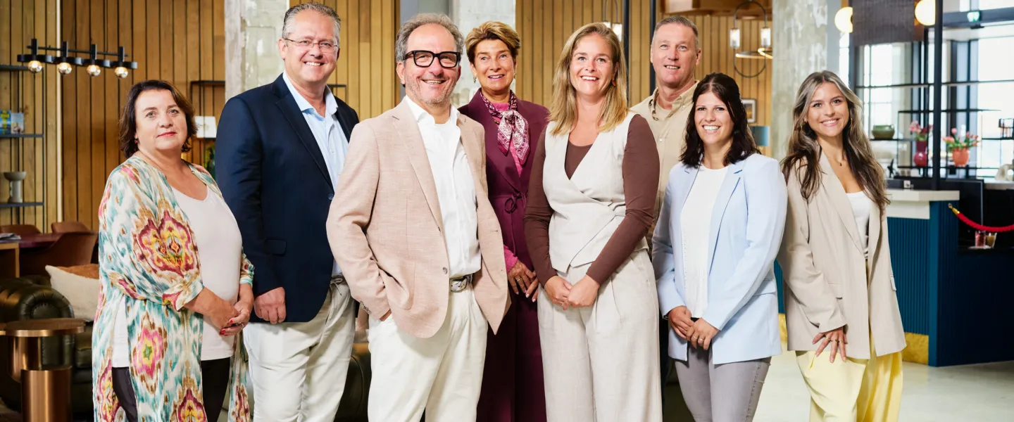 Teamfoto van De Hypotheekshop Zeeland: adviseurs en medewerkers van de vestigingen Middelburg, Goes, Zierikzee en Terneuzen