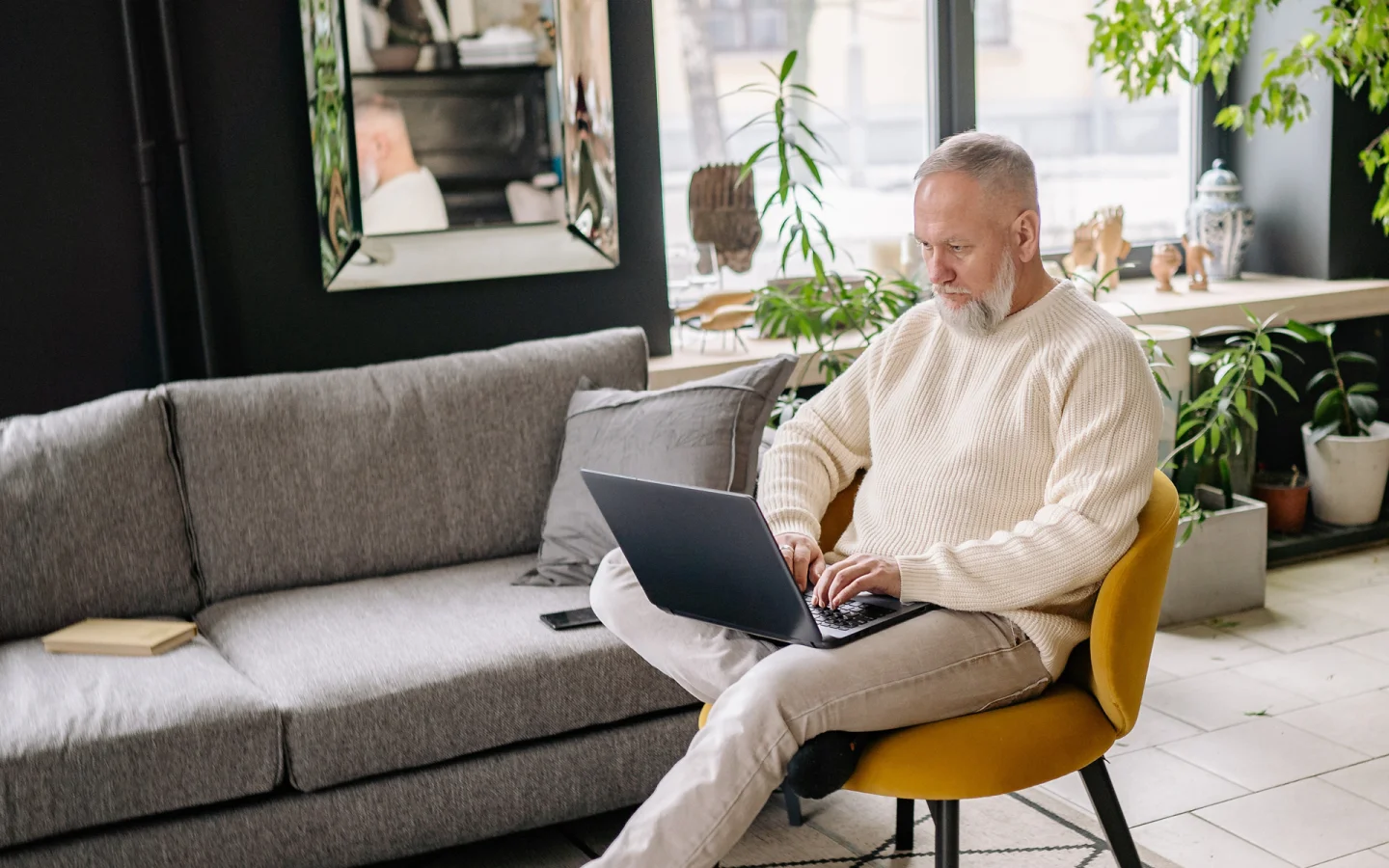 man die op de laptop hypotheek berekent