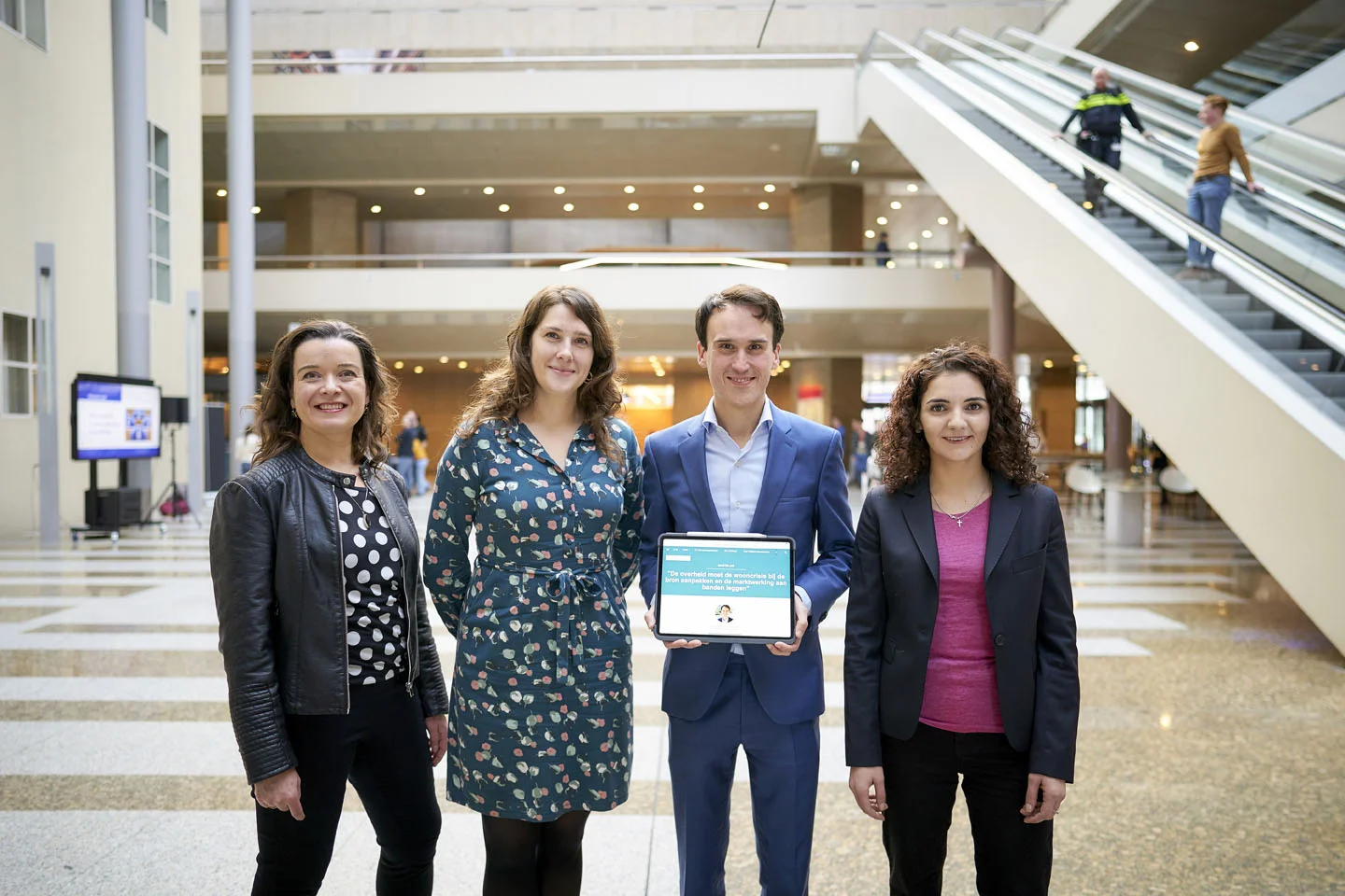 Overhandiging Tweede Kamerlid Paul Smeulders (groenlinks) van de pen aan Jessica van Eijs (D66).