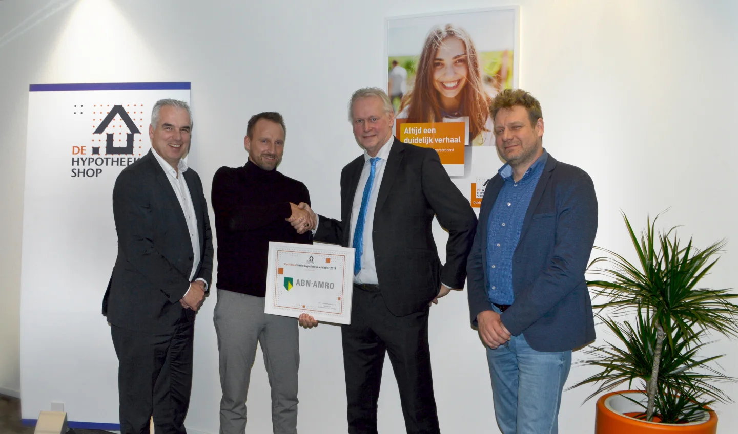 Foto (vlnr): Mark Groenendijk (Manager Intermediaire Distributie bij ABN AMRO), Mark de Rijke (Directeur De Hypotheekshop), Frank Nihof (Senior Relatiemanager bij ABN AMRO) en Martin Hagedoorn (Manager Product & Business Expertise bij De Hypotheekshop)