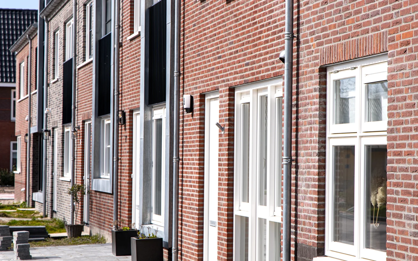 vooraanzicht van enkele rijtjeswoningen