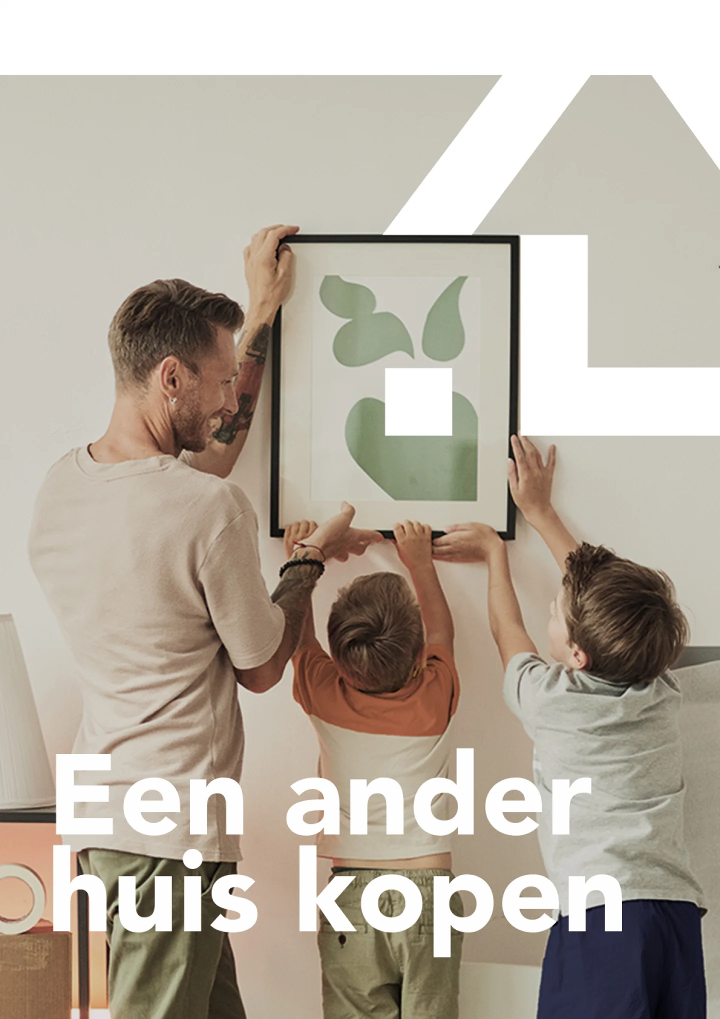 vader die oplet hoe kinderen schilderij ophangen