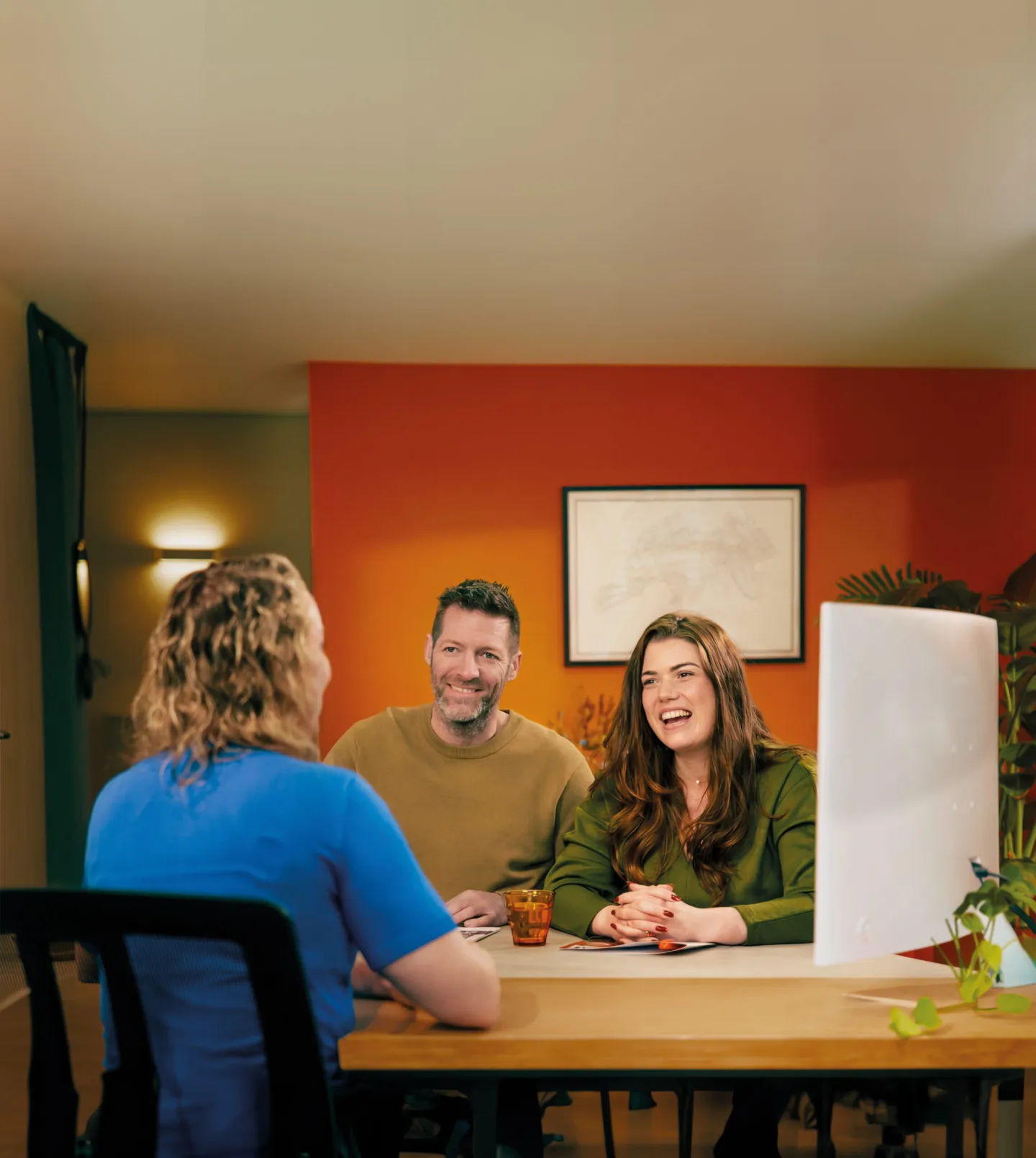 Klanten in gesprek met een adviseur van De Hypotheekshop Osdorp over hun hypotheek en woonwensen.
