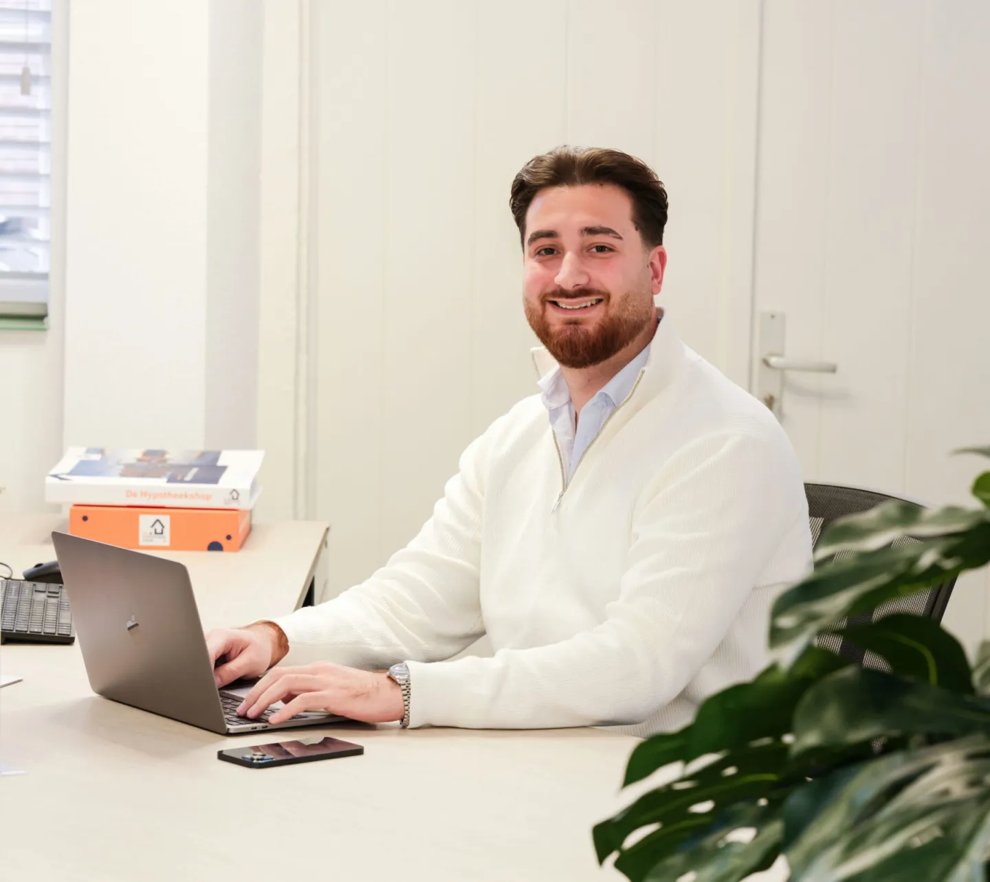 Financieel Adviseur Caner Akgün van De Hypotheekshop Amsterdam Waterlooplein