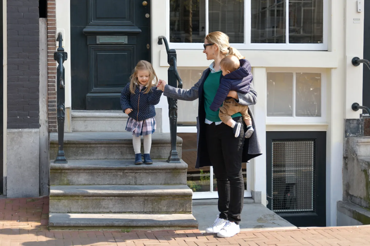 Moeder met twee kinderen voor een woning in Amsterdam.