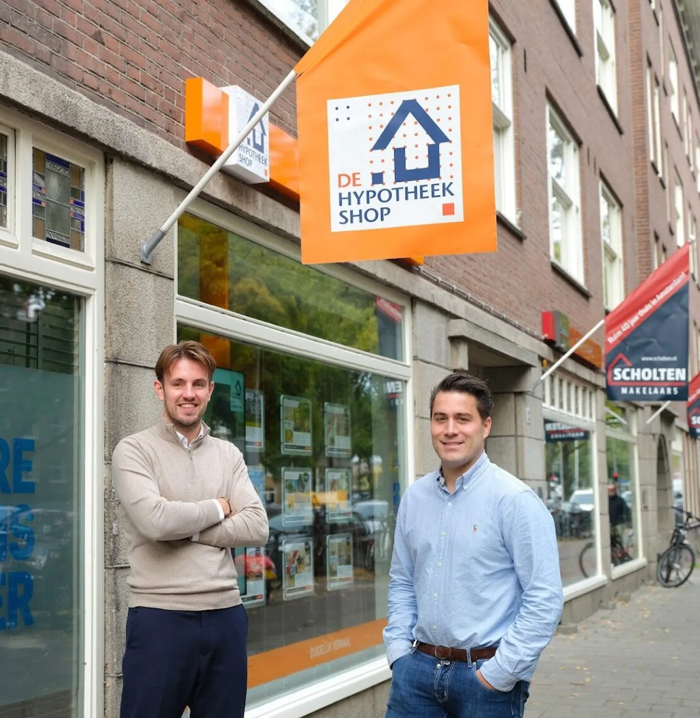 Twee adviseurs van De Hypotheekshop Amsterdam-West voor de vestiging.