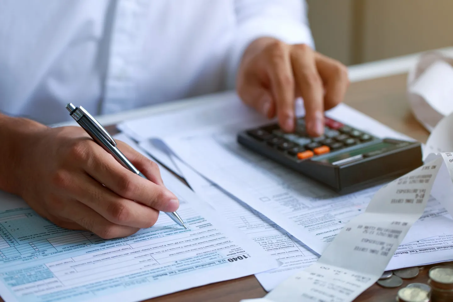 Mortgage advisor calculating the best mortgage for expats