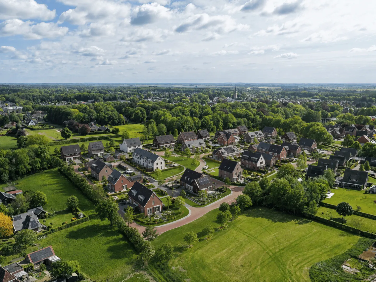 Luchtfoto van nieuwbouwlocatie Bovenkamp in Heerde met groene woonomgeving