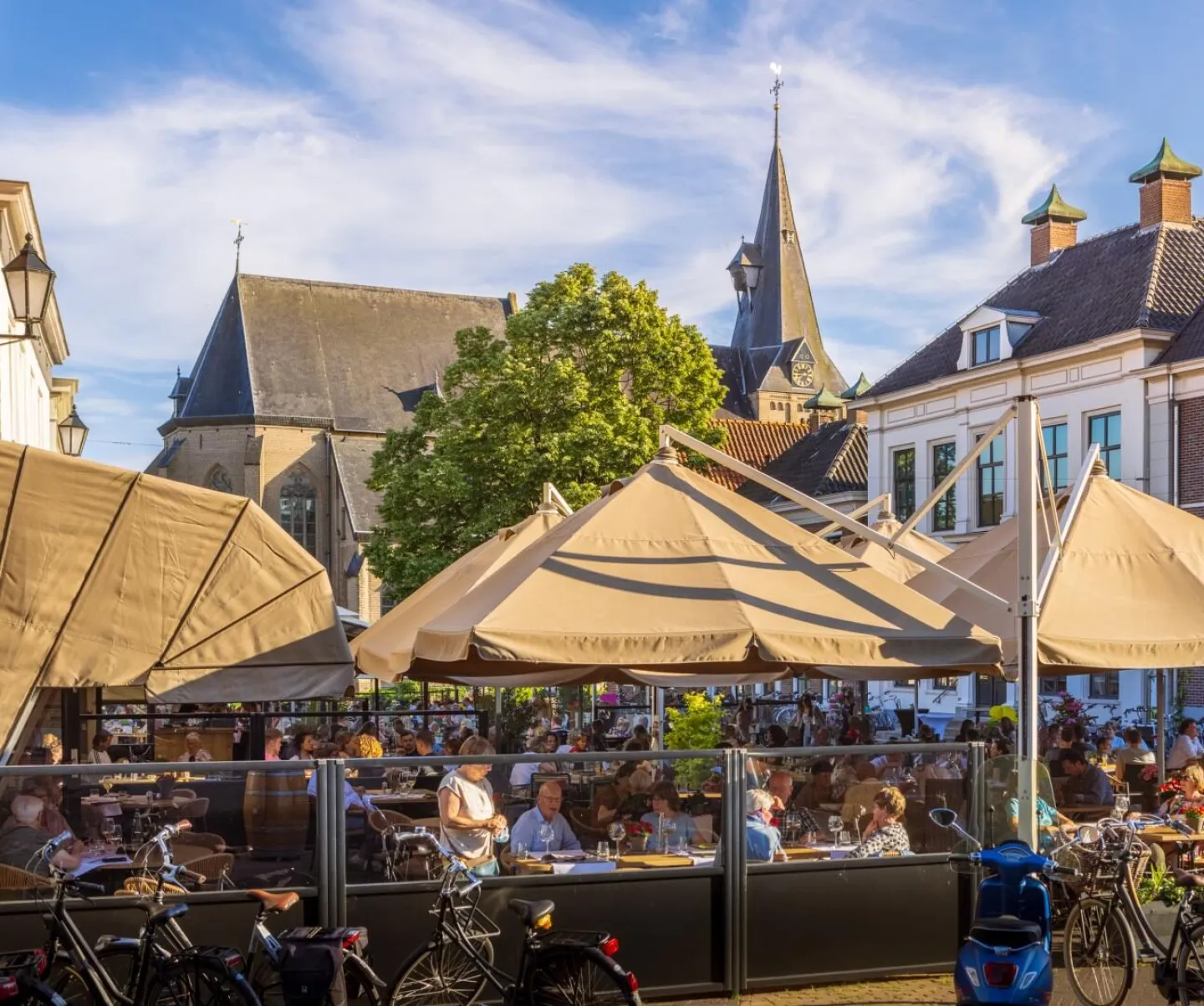 Terrassen, historische panden en een kerktoren in het centrum van Aalten.