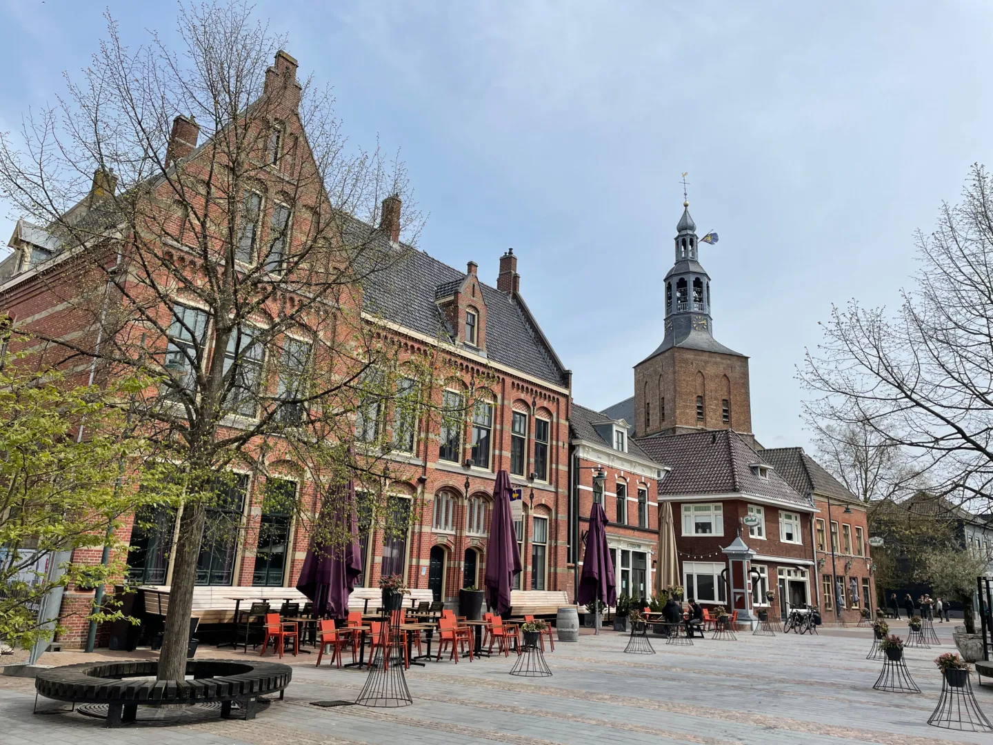 Historisch centrum van Groenlo met terrassen, monumentale panden en een kerktoren.