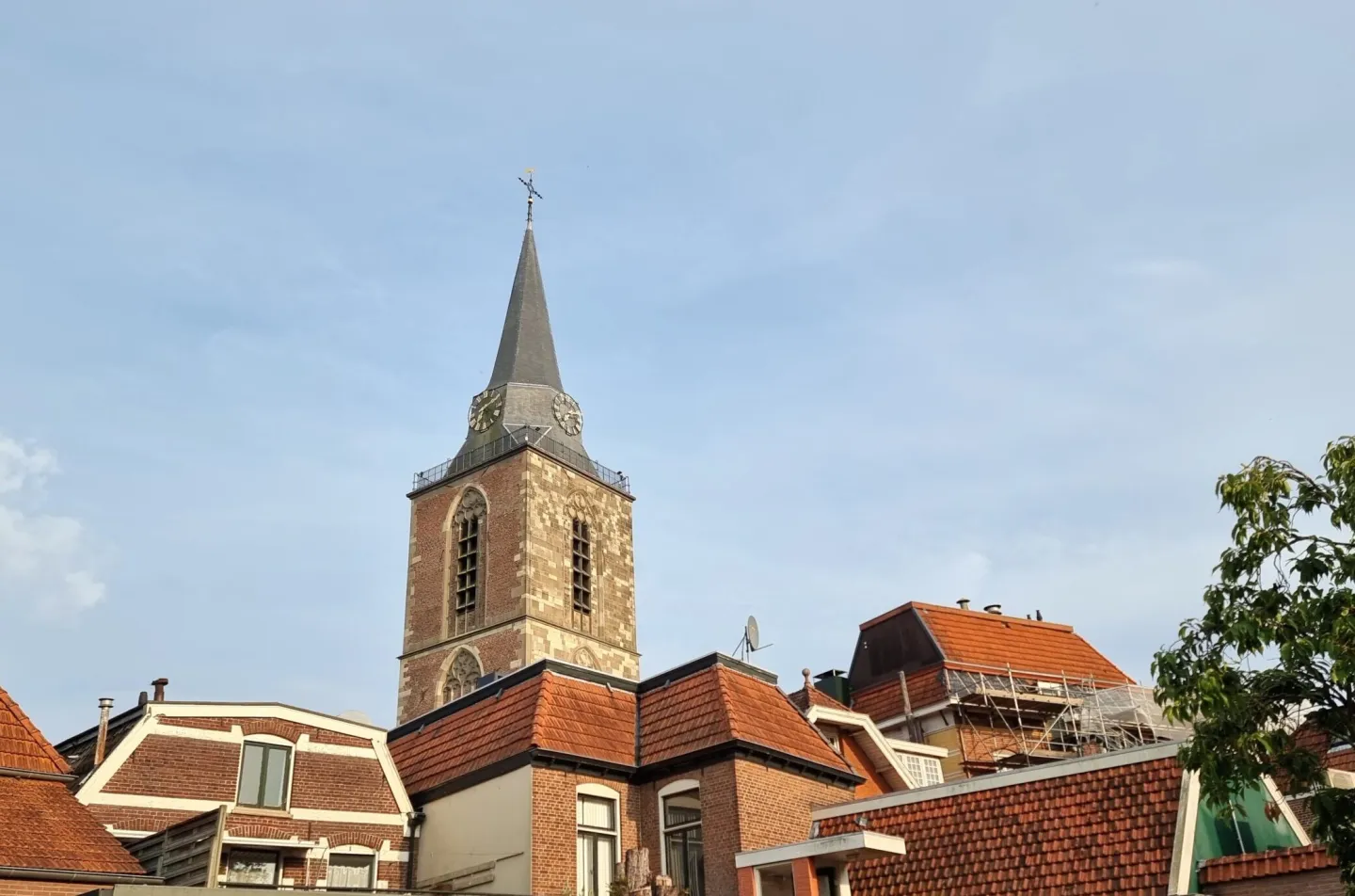 Kerktoren en karakteristieke daken in het centrum van Winterswijk.