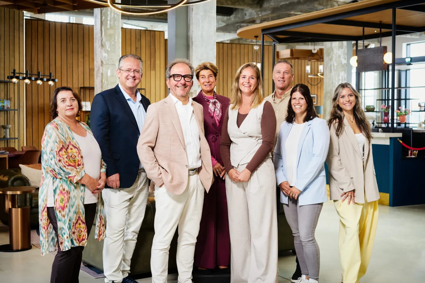 Teamfoto van De Hypotheekshop Zeeland: adviseurs en medewerkers van de vestigingen Middelburg, Goes, Zierikzee en Terneuzen