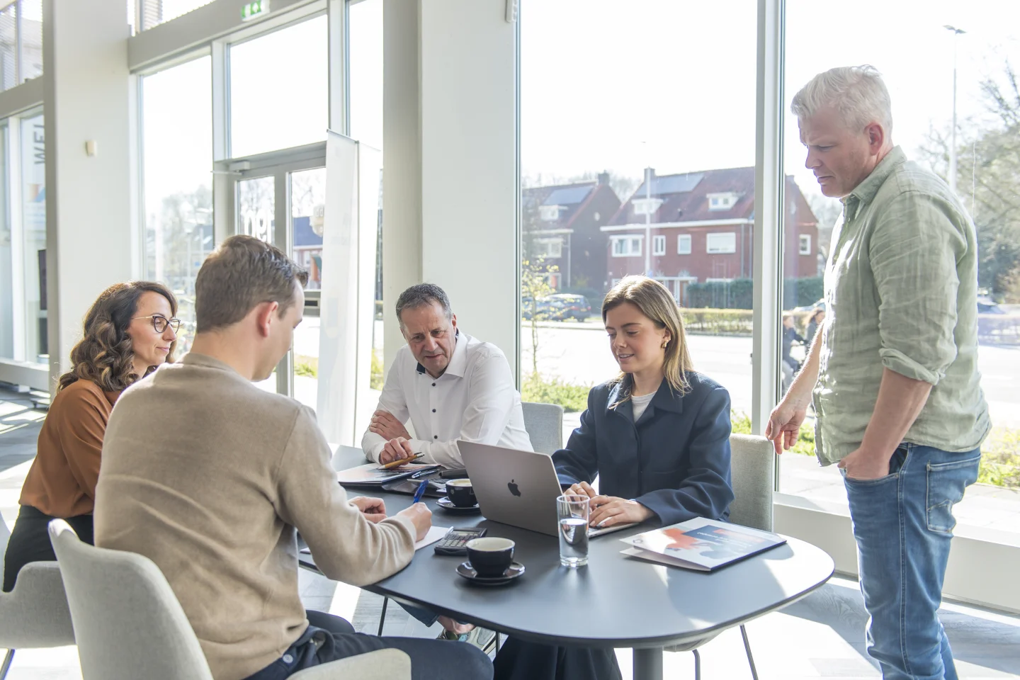 medewerkers van De Hypotheekshop Tilburg Westpoint in overleg