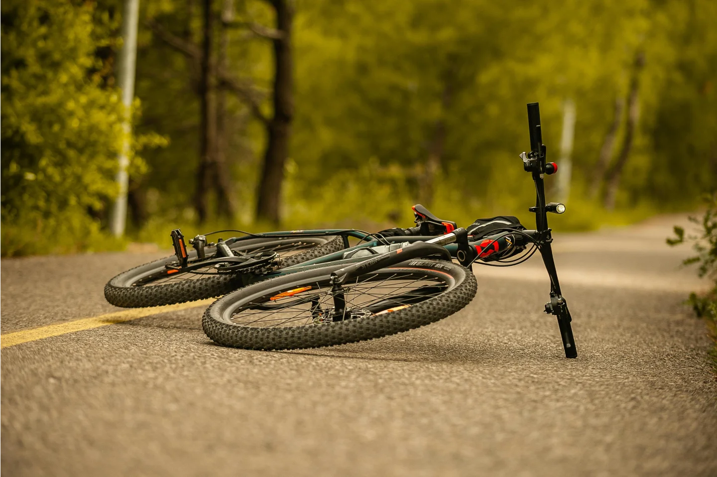 omgevallen fiets op de weg tussen bomen