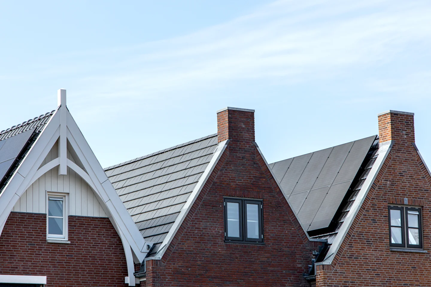 drie bruine woning daken
