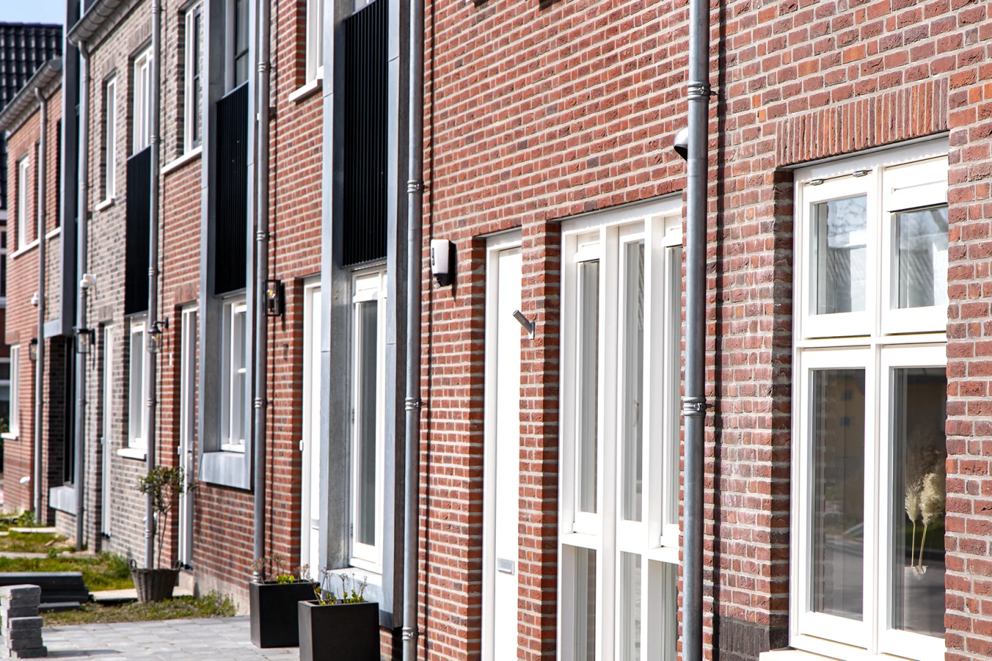 vooraanzicht van enkele rijtjeswoningen