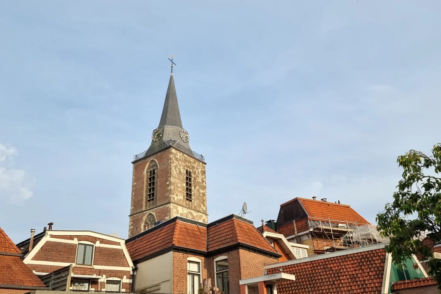 Kerktoren en karakteristieke daken in het centrum van Winterswijk.