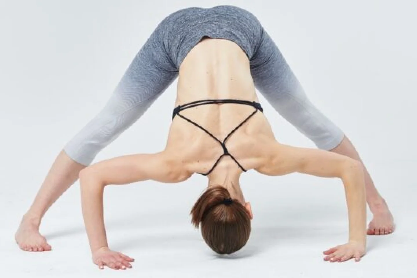 vrouw die yoga uitoefent
